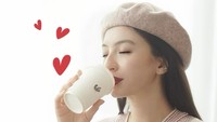 Raline punya bisnis kafe bersama beberapa temannya, Kisaku. Lewat foto ini ia mempromosikan acara kafe miliknya tersebut. Foto: Instagram ralineshah