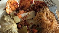 Sesekali Raline juga memamerkan makanan enak yang ia cicipi. Saat Lebaran di Medan, ia menikmati ketupat, opor ayam, bihun goreng, hingga telur balado. Foto: Instagram ralineshah
