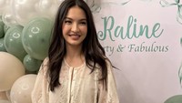 Wanita kelahiran 1985 ini tengah merayakan ulang tahunnya yang ke-40. Ia mendapat kejutan dari orang-orang terdekat, termasuk diberi kue cantik nuansa hijau sage. Foto: Instagram ralineshah