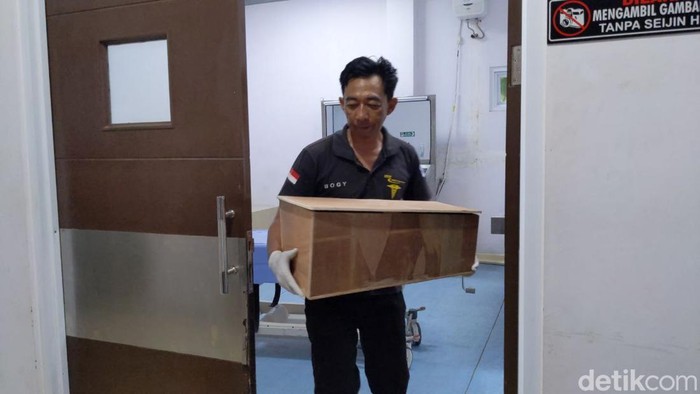 Petugas forensik Instalasi Kedokteran Forensik dan Medikolegal RSUD dr Iskak Tulungagung meletakkan bayi yang diduga diubunuh ibunya dalam peti.
