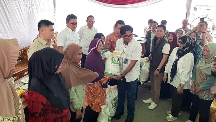 Plt Pemimpin Bulog Sumsel Babel Rasiwan saat penyaluran bantuan pangan beras