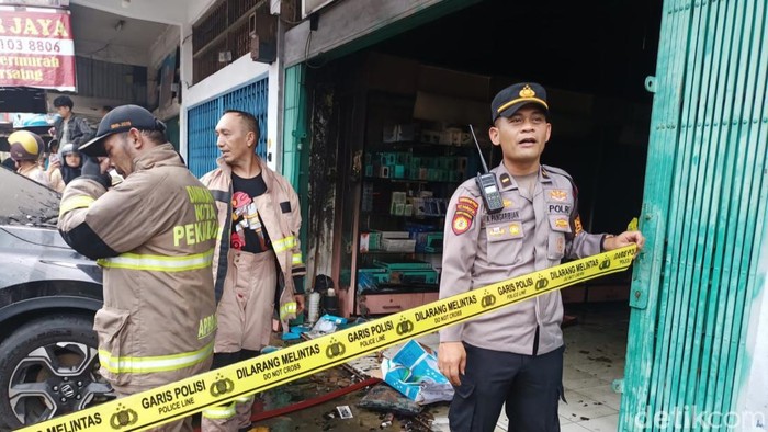Polisi melakukan olah TKP di lokasi kebakaran. (Raja Adil Siregar/detikSumut)