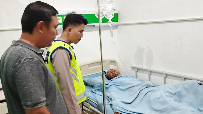 Polisi melihat kondisi kernet mobil yang tersengat listrik
