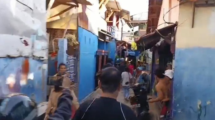 Polisi membubarkan tawuran antarwarga di Kampung Sapiria Makassar.