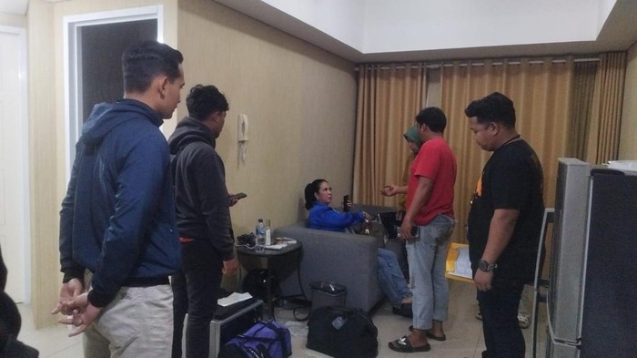 Polisi menangkap wanita AM (48) yang mencuri perhiasan di toko berlian di mal Kelapa Gading, Jakarta Utara. (dok.Istimewa)