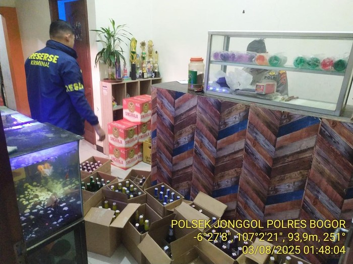 Polisi menggelar razia peredaran minuman keras yang dijual di warung kelontong di Jonggol, Bogor, Jawa Barat. (dok.Istimewa)