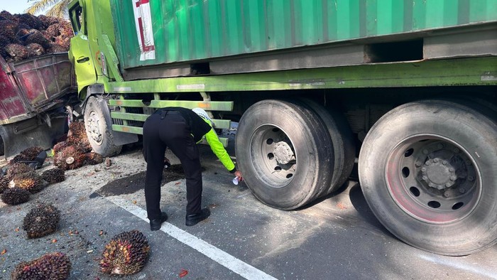Polisi olah TKP truk tronton tabrak 3 truk parkir di Jalan Trans Sulawesi di Pasangkayu.