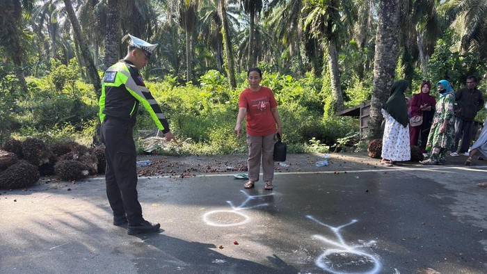 Polisi olah TKP truk tronton tabrak 3 truk parkir di Pasangkayu.