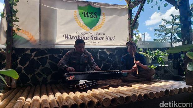 Aipda Mepi, anggota polisi di Polres Cimahi yang tetap melestarikan budaya Sunda.