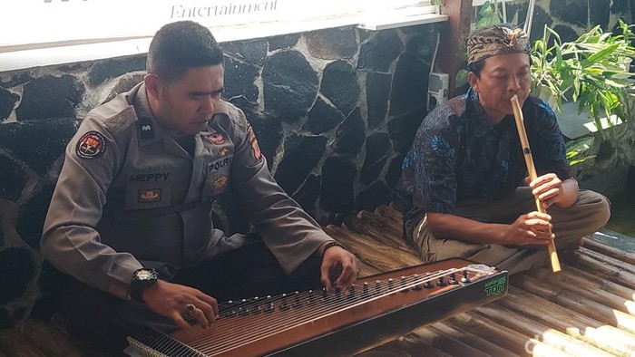 Aipda Mepi, anggota polisi di Polres Cimahi yang tetap melestarikan budaya Sunda.