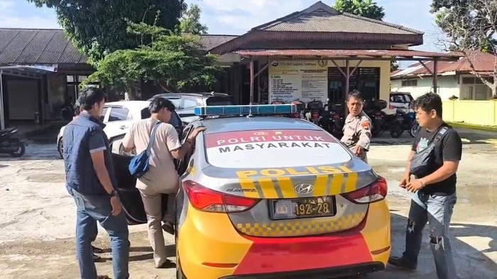 Polisi saat mengamankan anak yang bunuh ibunya di Bengkulu