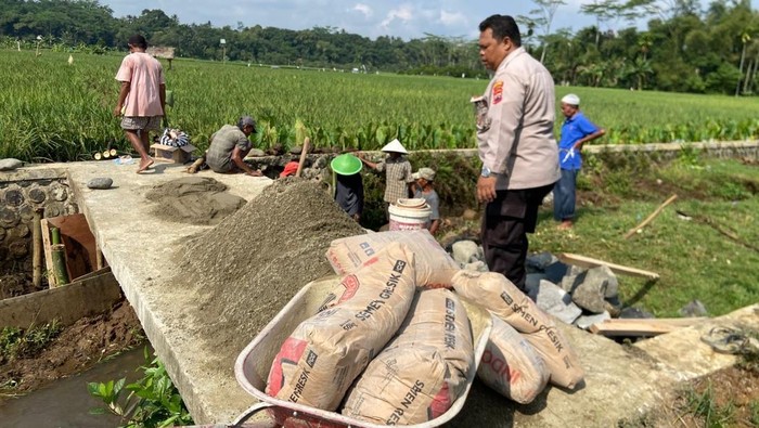 Polsek Punggelan memberikan bantuan 13 sak semen untuk perbaikan jembatan sawah di Desa Badakarya, Kecamatan Punggelan,Kabupaten Banjarnegara, Minggu (3/8/2025).