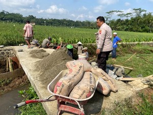 Polisi di Banjarnegara Beri Semen Petani buat Perbaiki Jembatan Sawah
