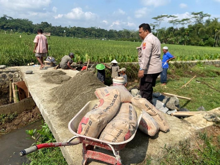 Polsek Punggelan memberikan bantuan 13 sak semen untuk perbaikan jembatan sawah di Desa Badakarya, Kecamatan Punggelan,Kabupaten Banjarnegara, Minggu (3/8/2025).