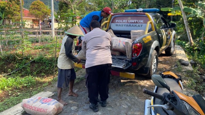 Polsek Punggelan memberikan bantuan 13 sak semen untuk perbaikan jembatan sawah di Desa Badakarya, Kecamatan Punggelan,Kabupaten Banjarnegara, Minggu (3/8/2025).
