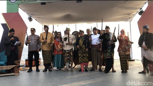 Prosesi hunus keris dalam acara Gelar Budaya Paguyuban Keris Anjani di Pasar Seni Senggigi, Lombok Barat, Minggu (3/8/2025). (M. Zahiruddin/detikBali)