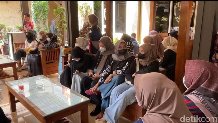 Ratusan orang warga mendatangi Polres Lamongan mengaku menjadi korban penipuan arisan bodong.