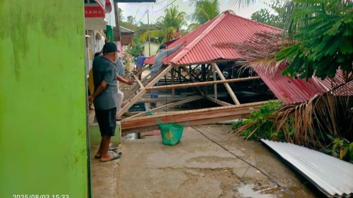 Rumah warga di Desa Ponelo, Kecamatan Ponelo Kepulauan, Kabupaten Gorontalo Utara, rusak diterjang angin puting beliung.