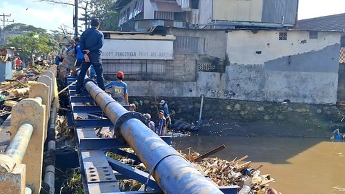 Sampah sisa banjir di Mataram, NTB, beberapa waktu lalu. (Nathea Citra/detikBali)