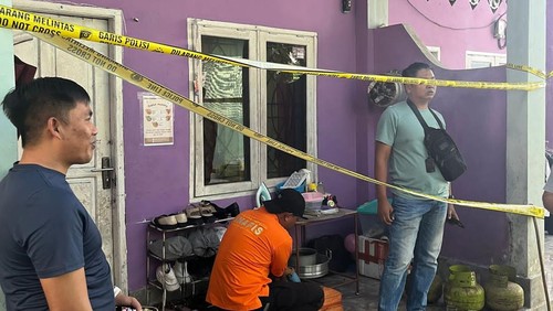 Satreskrim Polres Lombok Tengah melakukan olah TKP di rumah pegawai Bandara Internasional Lombok (BIL) yang tewas dibunuh suaminya. (Istimewa)