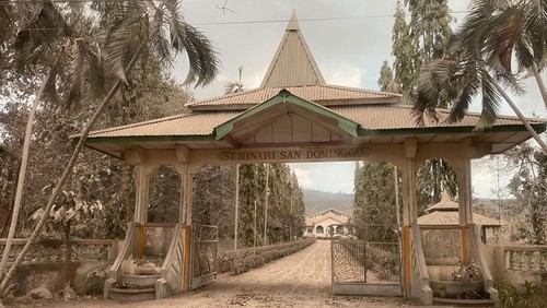 Penampakan Seminari Hokeng setelah erupsi Gunung Lewotobi Laki-laki di Flores Timur, NTT.