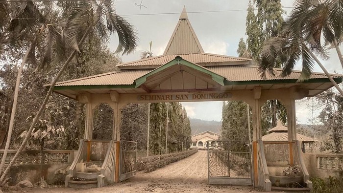 Penampakan Seminari Hokeng setelah erupsi Gunung Lewotobi Laki-laki di Flores Timur, NTT.