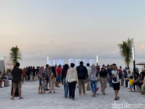 Senja di pantai Kawasan Industri Wijayakusuma (KIW) Edge, Kelurahan Randu Garut, Kecamatan Tugu, Kota Semarang, Minggu (3/8/2025).