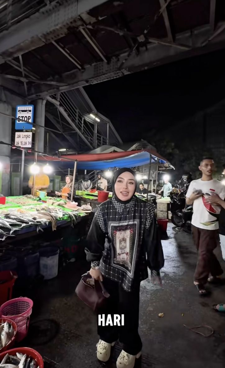Shella Saukia Belanja ke Pasar Kramat Jati