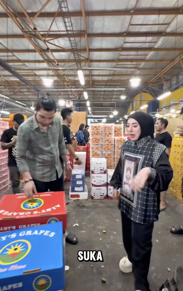 Shella Saukia Belanja ke Pasar Kramat Jati
