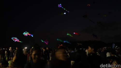 Suasana gemerlap layangan kreasi 3D dengan lampu di Rare Angon Festival 2025, Minggu (3/8/2025). (Aryo Mahendro/detikBali)