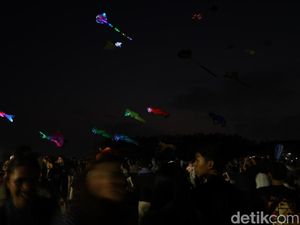 Gemerlap Layangan Kreasi di Langit Malam Pantai Mertasari