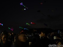 Gemerlap Layangan Kreasi di Langit Malam Pantai Mertasari