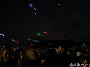 Gemerlap Layangan Kreasi di Langit Malam Pantai Mertasari
