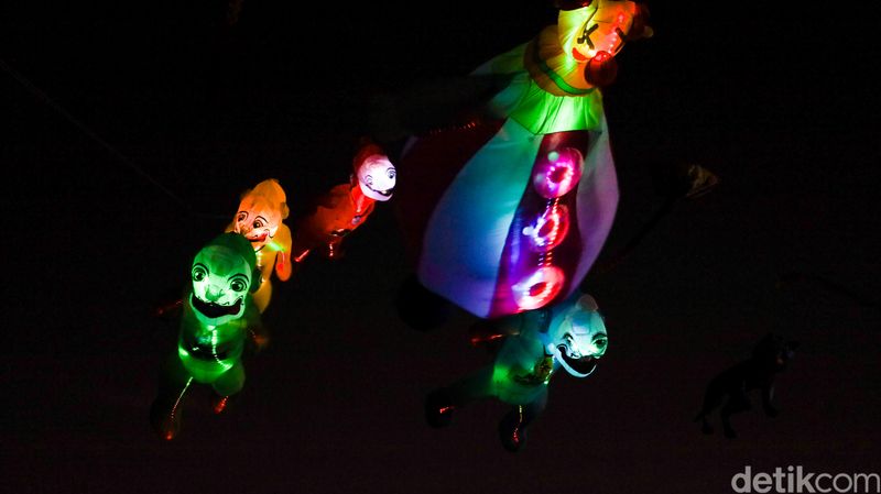Suasana gemerlap layangan kreasi 3D dengan lampu di Rare Angon Festival 2025, Minggu (3/8/2025). (Aryo Mahendro/detikBali)