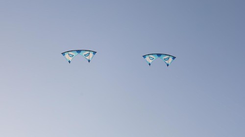 Tarian layangan akrobatik ditampilkan dua pelayang asal China, Wei Jiajian dan Yao Qinshan, di Rare Angon Festival 2025, Denpasar, Minggu (3/8/2025). (Aryo Mahendro/detikBali)