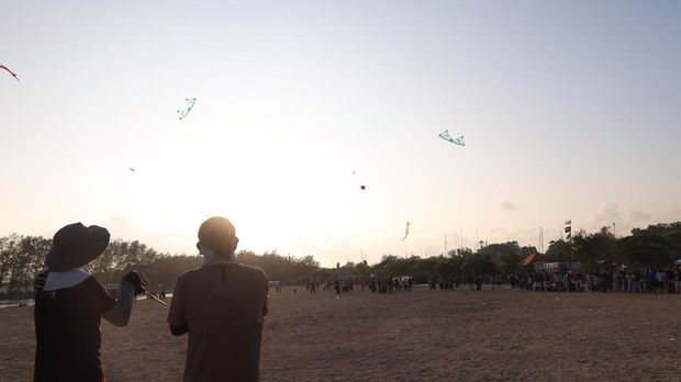 Tarian layangan akrobatik ditampilkan dua pelayang asal China, Wei Jiajian dan Yao Qinshan, di Rare Angon Festival 2025, Denpasar, Minggu (3/8/2025). (Aryo Mahendro/detikBali)