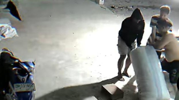 Tiga pemuda terekam CCTV curi kopra 200 Kg di Pohuwato.
