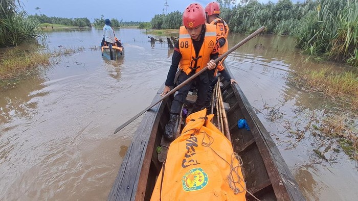 Tim SAR mengevakuasi jasad korban tewas akibat serangan buaya di Bangka.