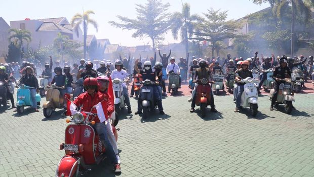 Touring vespa semarakkan HUT ke-80 RI di Magetan.