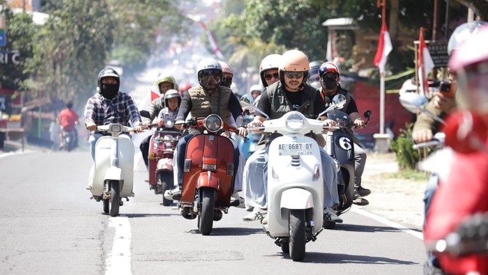 Touring vespa semarakkan HUT ke-80 RI di Magetan.