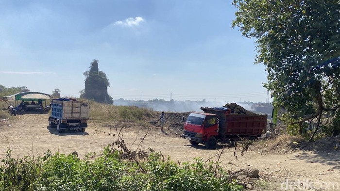 Suasana area TPA ilegal di perbatasan Kelurahan Rowosari, Kecamatan Tembalang, Kota Semarang, dan Desa Kebonbatur, Kecamatan Mranggen, Kabupaten Demak, Minggu (3/8/2025).