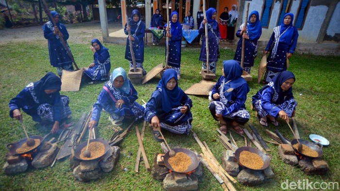 Tradisi manumbuak ampiang Sejumlah warga memasak beras ketan saat menampilkan atraksi Manumbuak Ampiang, di Nagari Talang Babungo, Solok, Sumatera Barat, Minggu (3/8/2025). Manumbuak Ampiang merupakan tradisi yang dilakukan warga Talang Babungo mengolah beras ketan dengan cara ditumbuk, kemudian dicampur dengan parutan kelapa dan gula yang menjadi daya tarik wisata. ANTARA FOTO/Iggoy el Fitra/rwa.