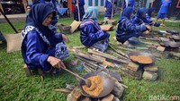 Tradisi ini merupakan cara masyarakat mengolah hasil panen padi secara sederhana, sesuai dengan teknologi tradisional, dan juga mengandung nilai-nilai kebersamaan serta gotong royong.  Foto: ANTARA FOTO/Iggoy el Fitra