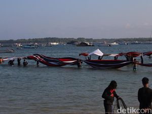 Sulitnya Daratkan Layangan Bali Ukuran Jumbo, Diseret hingga ke Laut