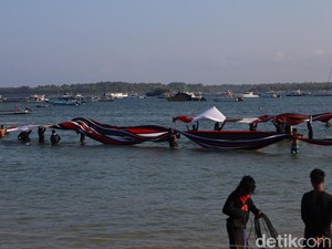 Sulitnya Daratkan Layangan Bali Ukuran Jumbo, Diseret hingga ke Laut