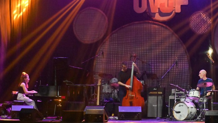 Kelompok musik asal Prancis Rouge tampil menghibur penonton Ubud Village Jazz Festival 2025 di kawasan Ubud, Gianyar Bali, Sabtu (2/8/2025). Festival tersebut menampilkan sejumlah musisi jazz dari berbagai negara di antaranya Balawan, East West European Jazz Orchestra, Makoto Kuriya Trio, New Centropezn Jazz Quartet dan Galaxy Big Band. ANTARA FOTO/Fikri Yusuf/nym.