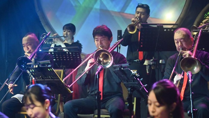 Kelompok musik Galaxy Big Band tampil menghibur penonton Ubud Village Jazz Festival 2025 di kawasan Ubud, Gianyar Bali, Sabtu (2/8/2025). Festival tersebut menampilkan sejumlah musisi jazz dari berbagai negara di antaranya Balawan, East West European Jazz Orchestra, Makoto Kuriya Trio, New Centropezn Jazz Quartet dan Galaxy Big Band. ANTARA FOTO/Fikri Yusuf/nym.
