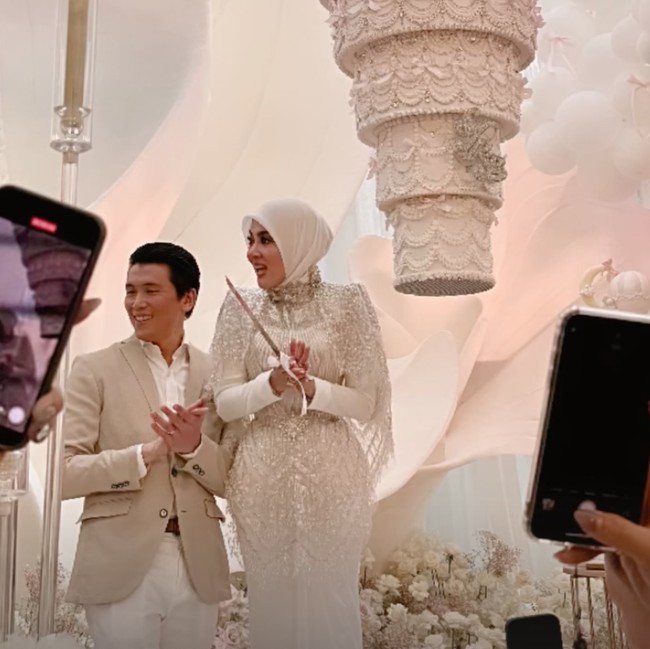 8 Foto Mewah Ultah Syahrini, Dominasi Warna Putih Dengan Kue Gantung Raksasa