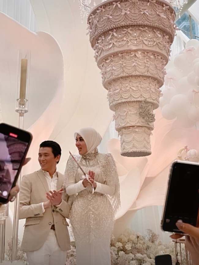 8 Foto Mewah Ultah Syahrini, Dominasi Warna Putih Dengan Kue Gantung Raksasa 8 Foto Mewah Ultah Syahrini, Dominasi Warna Putih Dengan Kue Gantung Raksasa