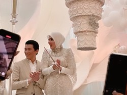8 Foto Mewah Ultah Syahrini, Dominasi Warna Putih Dengan Kue Gantung Raksasa